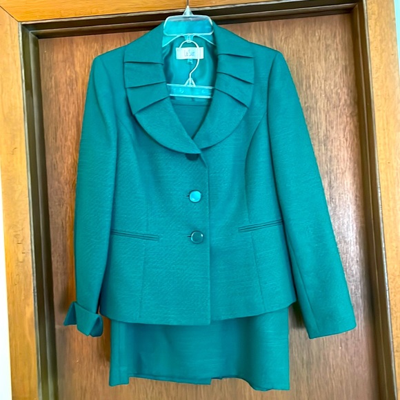 Le Suit Dresses & Skirts - Le Suit women’s suit.  Size 8. Green